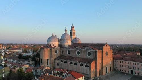 Wallpaper Mural Padova, vista aerea della città. Italia.
Le cupole della abbazia di Santa Giusta a Padova, Citta del veneto. Torontodigital.ca
