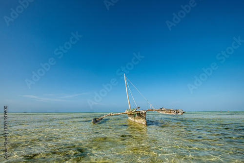 Barco de pesca na Praia de Zanzibar photo