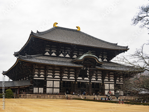 華厳宗東大寺大仏殿。いわゆる「奈良の大仏殿」。東大寺は、境内での写真撮影を禁止していません。The Great Buddha Hall of Todaiji Temple of the Kegon sect. The so-called “Great Buddha Hall of Nara”. Todaiji Temple does not prohibit photography in its  photo