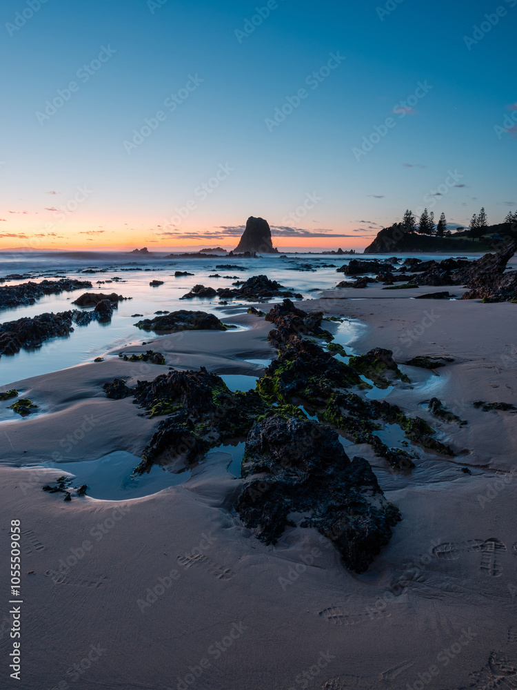 Obraz premium Rocky shore view of Narooma rocks at dawn, NSW, Australia.