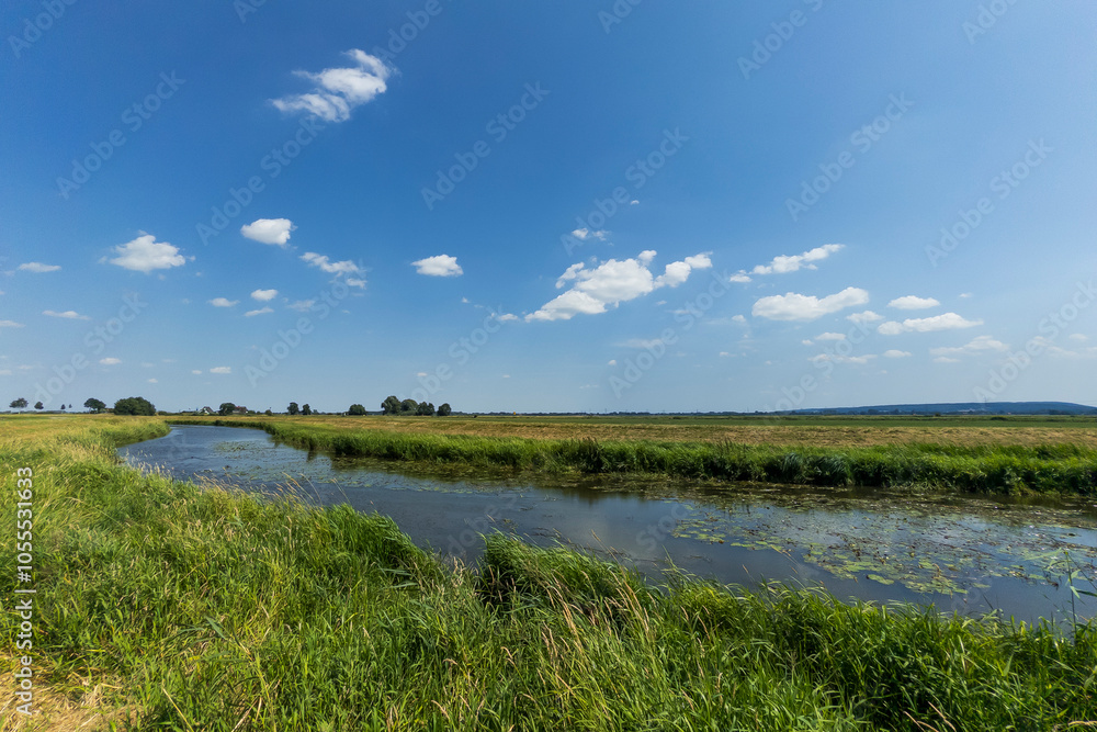 Die Hunte, Flusslauf in der Landschaft am Dümmer See, Niedersachsen, Deutschland Die Hunte, Flusslauf in der Landschaft am Dümmer See, Niedersachsen, Deutschland