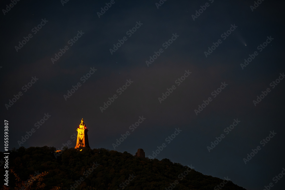 Obraz premium A view of the Kyffhaeuser at night in the sky a comet