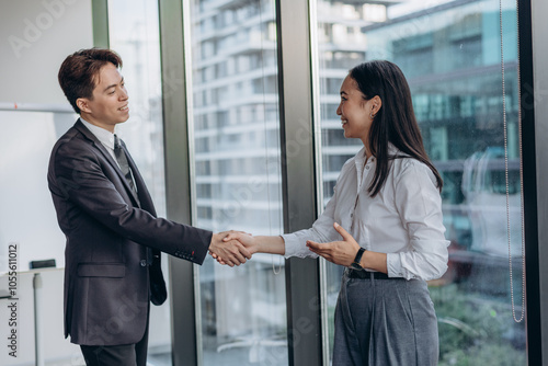 Φωτογραφία Asian business partners do handshake showing collaboration and agreement in corp