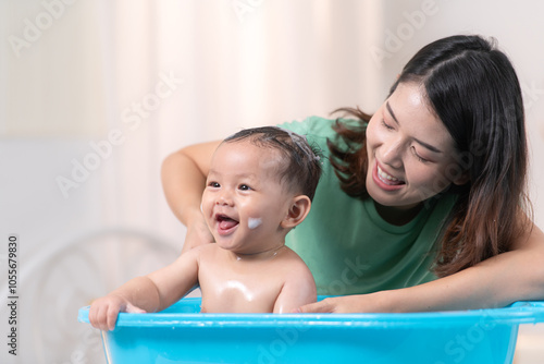 фотографія When mom gives the baby a bath, he enjoys it