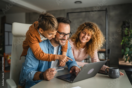 Foto family of 3 have online shopping on laptop with credit card