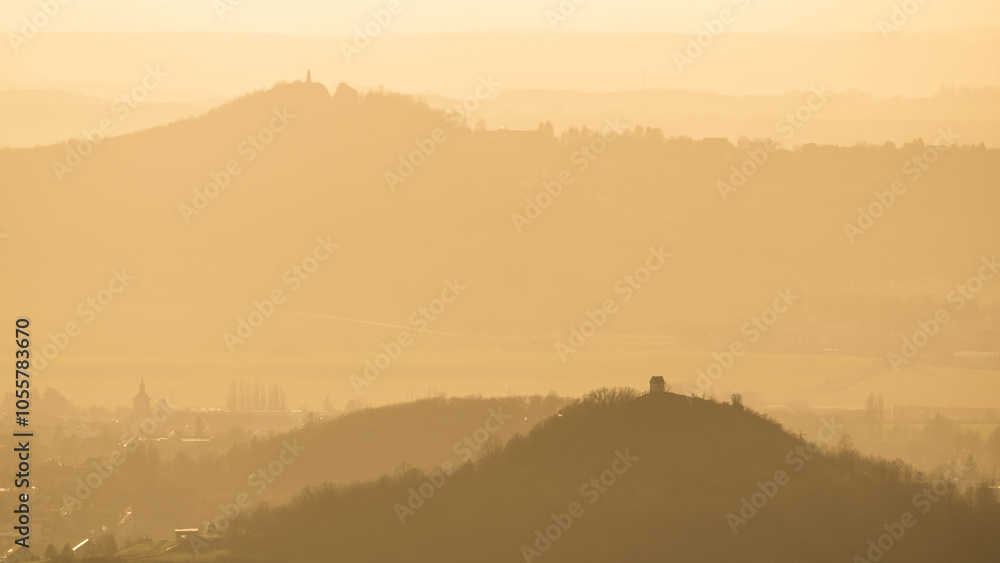 Obraz premium The ruins of Kumburk Castle offer a breathtaking view of the Czech landscape, blanketed in snow.