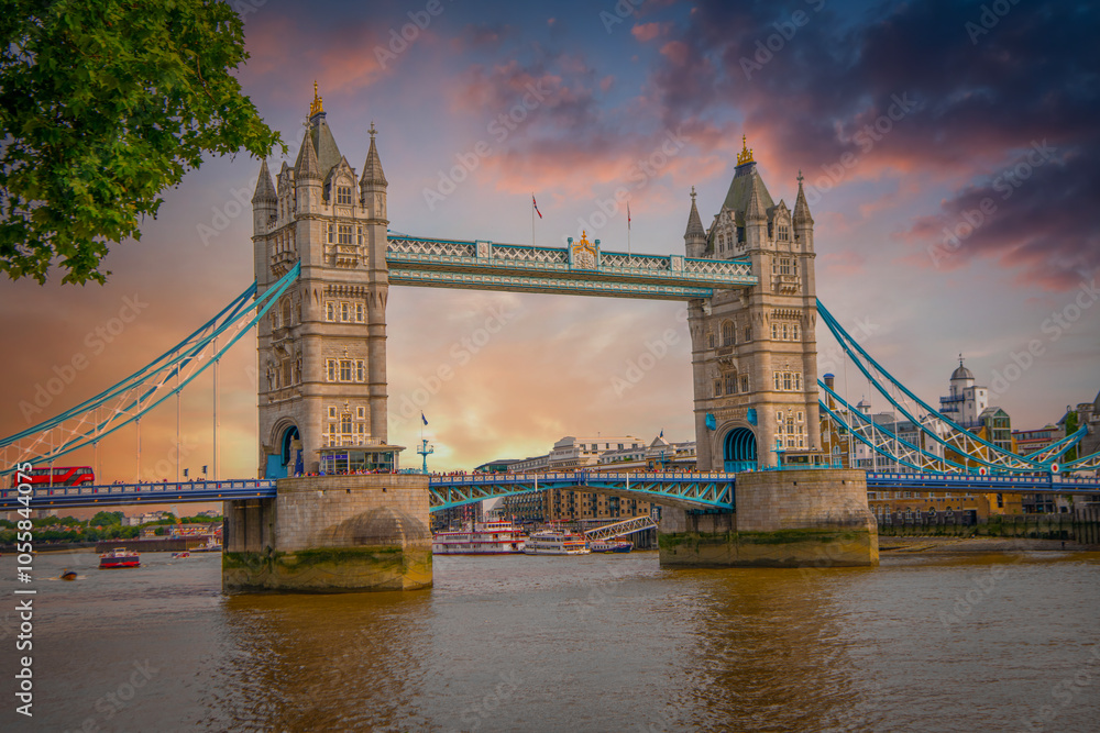 Obraz premium The skyline of London: from the Tower Bridge to London Bridge during sunset time, United Kingdom