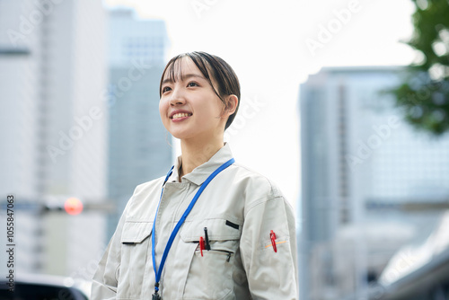 作業服姿の若い女性