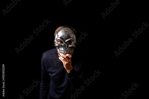 Portrait avec un masque de tête de mort en guise de déguisement pour Halloween