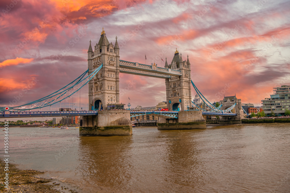 Obraz premium The skyline of London: from the Tower Bridge to London Bridge during sunset time, United Kingdom