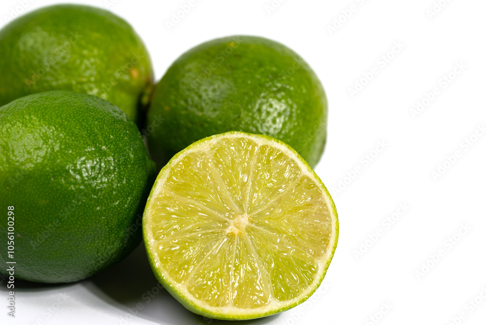 Limetten vor einem weißen Hintergrund Limetten vor einem weißen Hintergrund