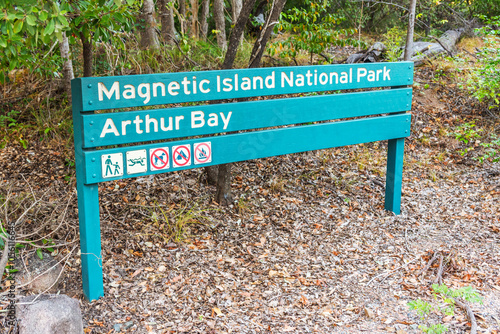 Obraz na płótnie Wooden sign to National Park on Magnetic Island, Queensland, Australia w salonie