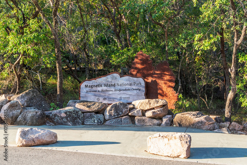 Obraz na płótnie Entrance sign to National Park on Magnetic Island, Queensland, Australia w salonie