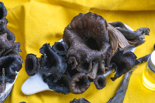 Setas silvestres trompetas de los muertos, Trompetes de la Mort