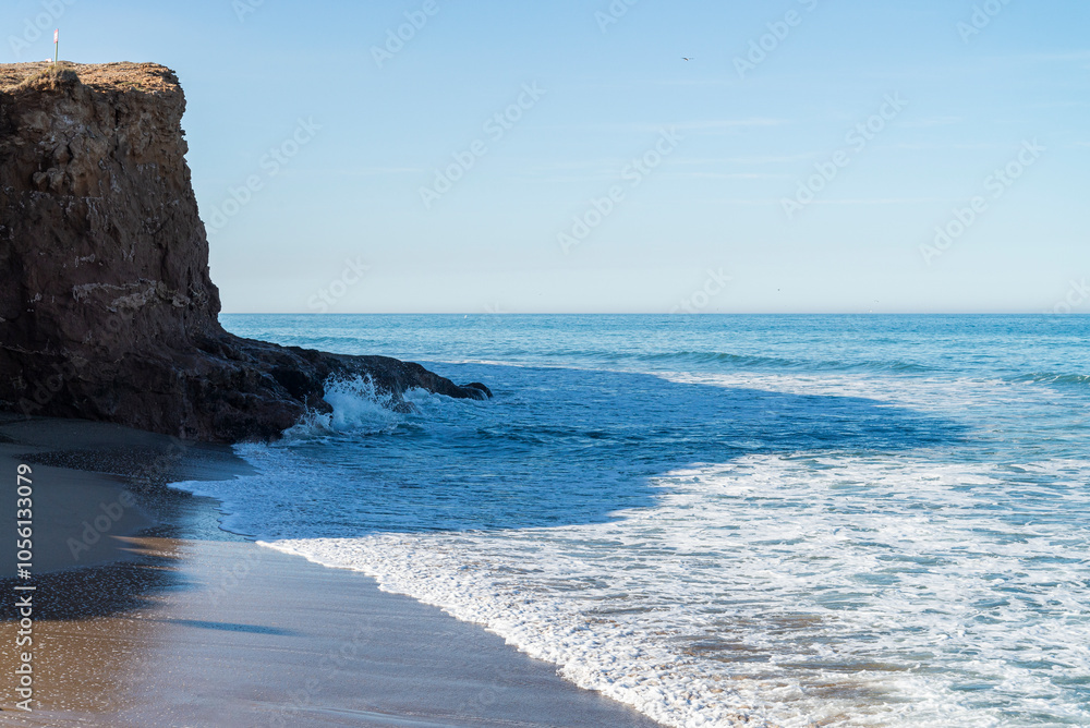 Playa y oleaje con acantilado Playa y oleaje con acantilado