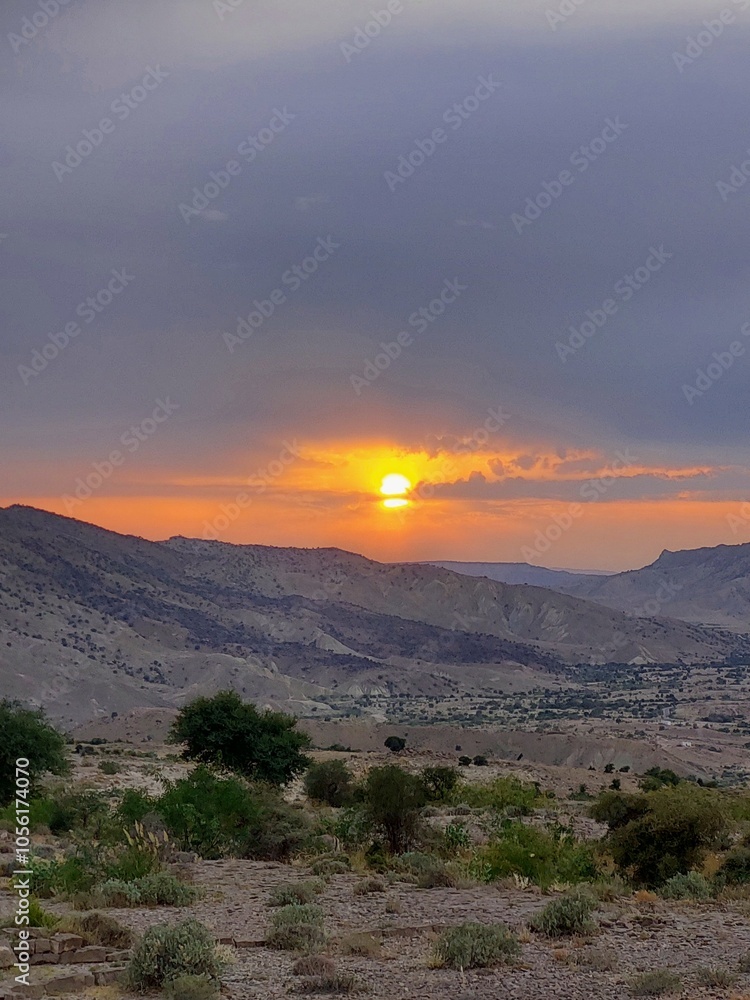 Naklejka premium sunset over the mountains