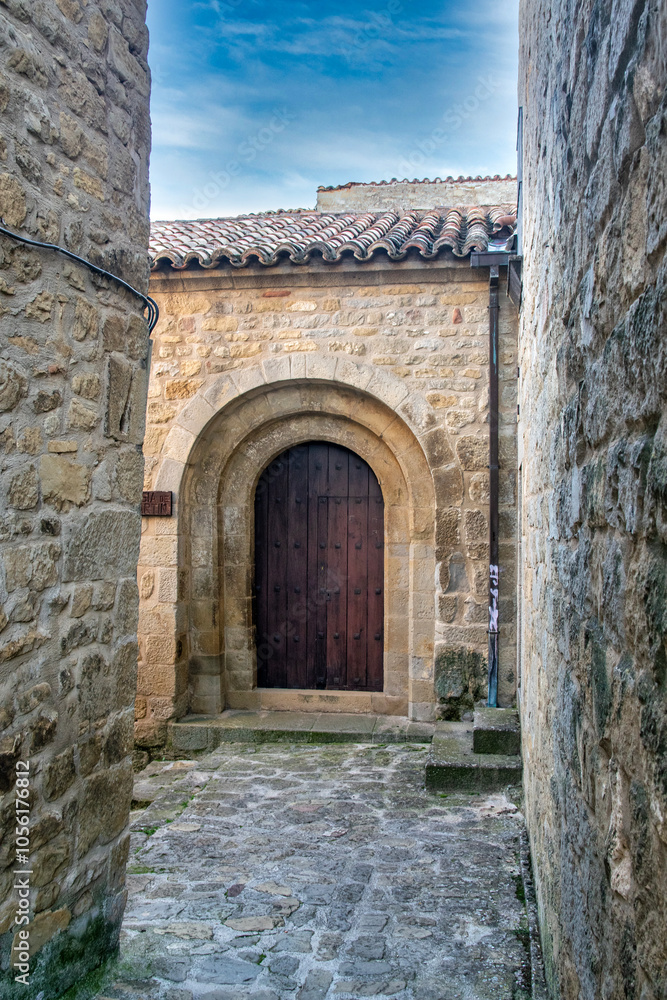 Entrada a la iglesia del pueblo Entrada a la iglesia del pueblo