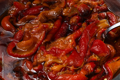 Pimientos rojos asados y aliñados.