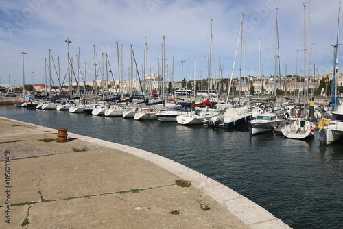 Doca de Belem, port de plaisance, ville de Lisbonne, Portugal photo