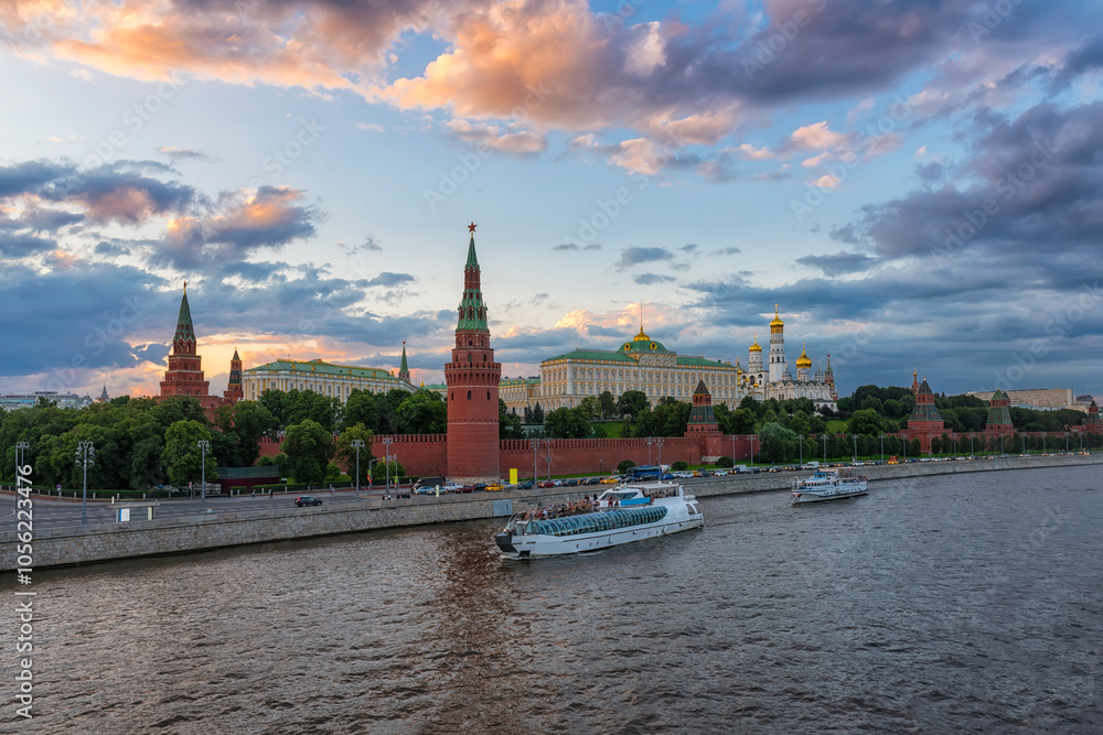 Obraz premium Moscow Kremlin, Kremlin Embankment and Moscow River at night in Moscow, Russia. Architecture and landmark of Moscow