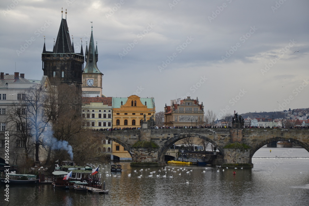 Fototapeta premium Vue sur le pont Charles et la tour du pont de la vieille ville de Prague, 