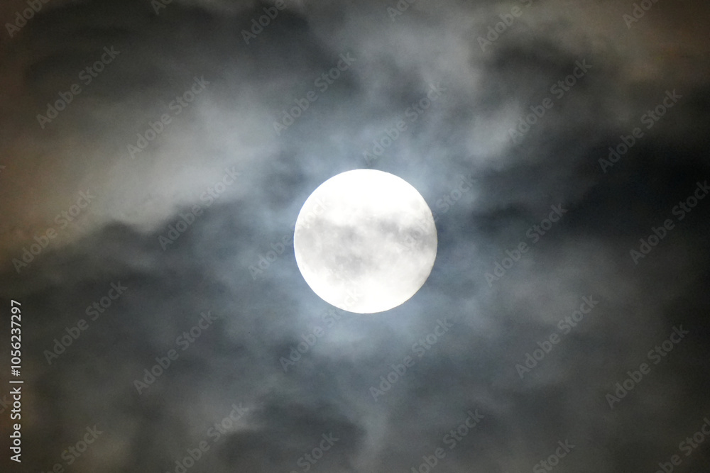 Vollmond in der Nacht mit Wolken Vollmond in der Nacht mit Wolken