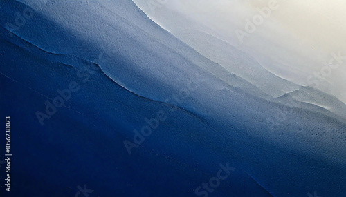 抽象 アート 青 水彩 グラデーション テクスチャ 波模様 水 滲み 自然 曲線 柔らかい 滑らか 層 フロー 流れ 境界線 深い トーン レイヤー 白 デザイン ミニマル シンプル 空間 調和 クリーン 穏やか 規則的 模様 表面 力強い 静けさ 透明 透明感 渋い 柔和 連続性 透明感