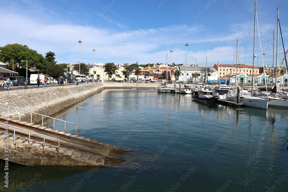 Fototapeta premium Doca de Bom Sucesso, port de plaisance, ville de Lisbonne, Portugal