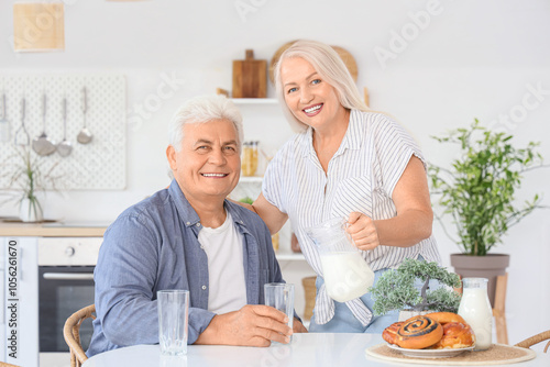 Happy senior couple with ta...