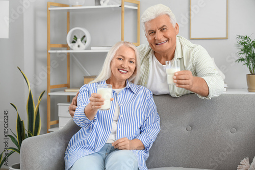 Happy senior couple with gl...