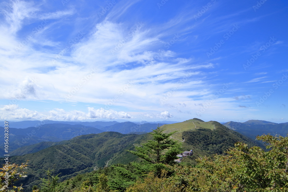 瀬戸見の森からの景観 天狗高原 秋始め (四国カルスト) 瀬戸見の森からの景観 天狗高原 秋始め (四国カルスト)
