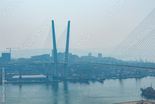Foto View of the Golden horn bridge in winter.
