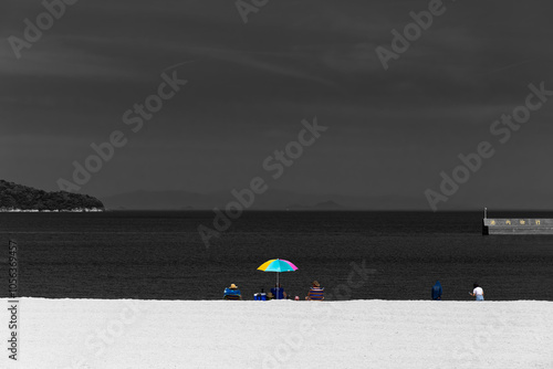 夏を待ちわびる人々のいる光景・夏前のビーチにてB&W+C / 山口県大島郡周防大島町 photo