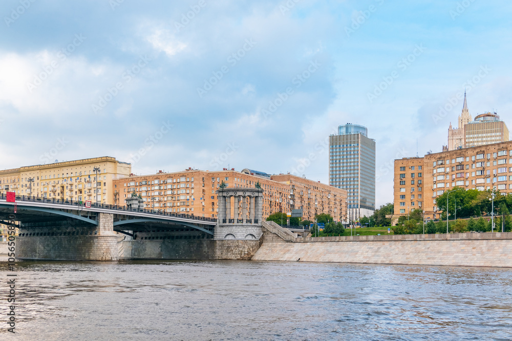 Obraz premium Borodinsky Bridge and Ministry of Foreign Affairs of Russia main building in Moscow. Russia
