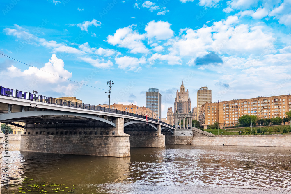 Obraz premium Borodinsky Bridge and Ministry of Foreign Affairs of Russia main building in Moscow. Russia