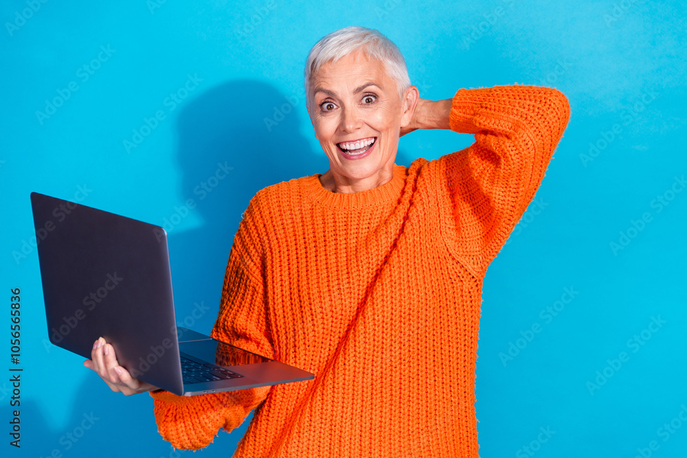 Φωτογραφία Photo of shocked surprised old lady hold netbook impressed online bargain wear o