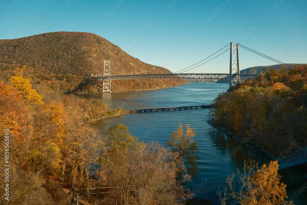 Φωτογραφία View of the Bear Mountain Bridge with fall color in the Hudson Valley, New York