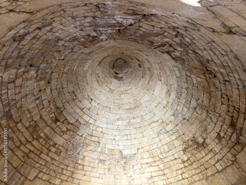 Obraz na płótnie Interior of Clytemnestra Tomb at the Mycenae archaeological site, Greece. Mycenaean stone tholos roof indoor w salonie