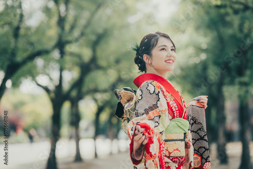 赤い振袖を着た女性の横顔