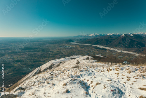 Obraz na płótnie Mount Cuarnan in an dry winter day w salonie