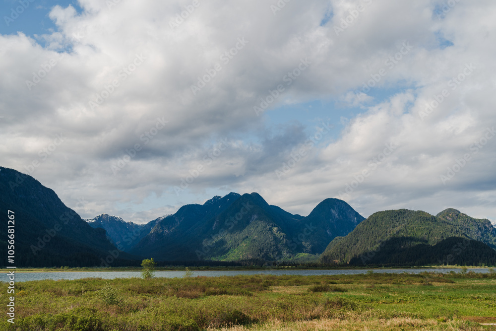 Obraz premium Dramatic clouds over the mountain range, Golden Ears Provincial Park