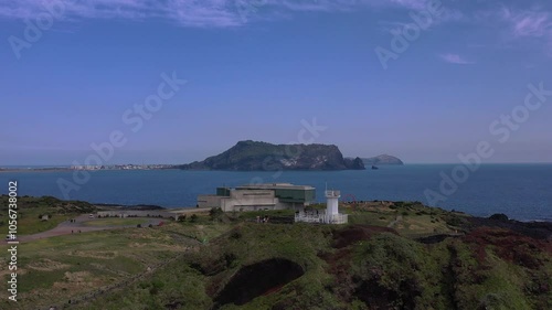 제주도 섭지코지와 성산일출봉이 보이는 해변