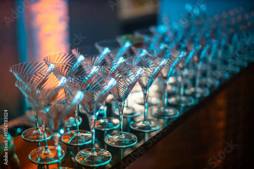 Foto Array of Martini Glasses on Bar with Elegant Lighting