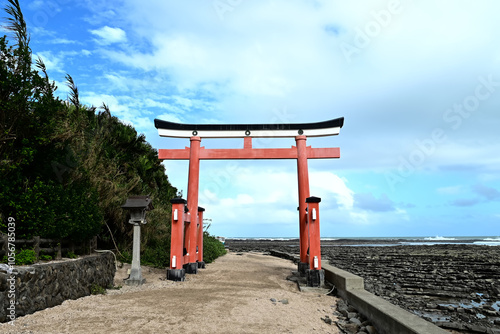 海辺の大きな鳥居