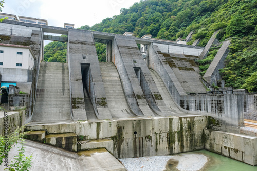 黒部川水系唯一の多目的ダムである宇奈月ダム photo