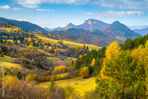 Obraz na płótnie Mountain landscape in the Pieniny National Park at the foot of the Tatra Mountains. Pieniny Park is located on the border of Poland and Slovakia w salonie