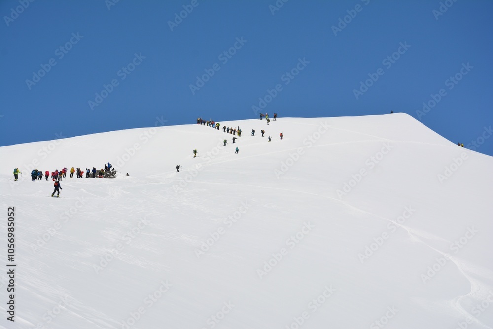 冬の谷川岳を登る登山者・スキーヤーたち 冬の谷川岳を登る登山者・スキーヤーたち