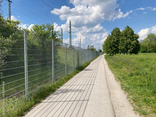 1056990041 Radweg neben Bahndamm
