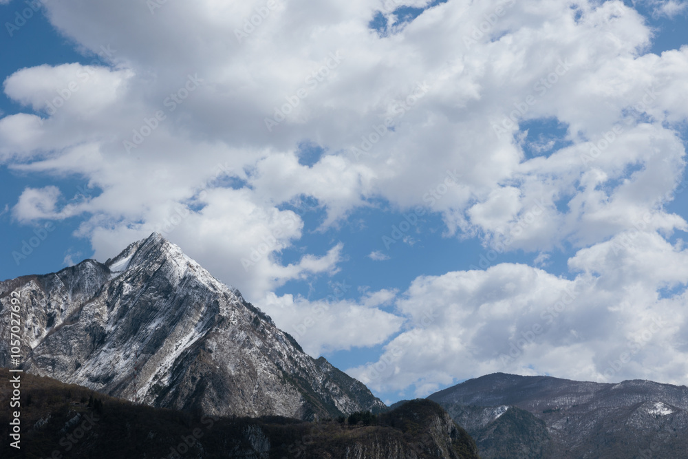 Obraz premium dettagli di un ambiente naturale di montagna, in Italia, nel Friuli Venezia Giulia settentrionale, sotto un cielo sereno e azzurro, in primavera
