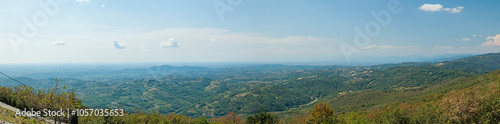 ampia composizione panoramica con vista dall'alto su parte della zona di confine tra Slovenia occidentale e Italia nord orientale, di giorno, in estate